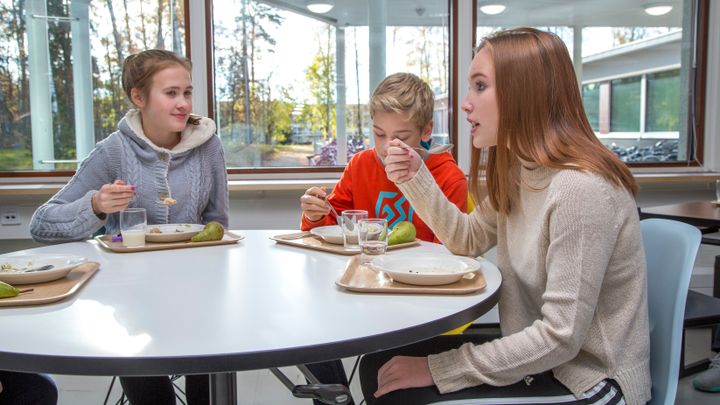 Vegaaniruoka tulee tarjolle kaikkiin espoolaiskouluihin maaliskuun alkuun mennessä. Arkistokuva Tapiolan koulun ruokatunnilta. Kuva: Olli Häkämies
