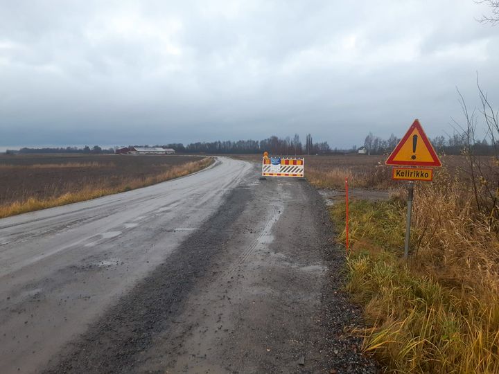 Sammanhängande regn skapar problem på ytan av grusvägarna, vilka är till besvär för väganvändarna, såsom bland annat serier med hål som följer ef-ter varandra och sämre bärkraft i vägytan, dvs. ytmenföre.