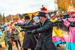 LundDancen tanssiesitykset ja karnevaaliparaati viihdyttävät Karmivassa karnevaalissa.