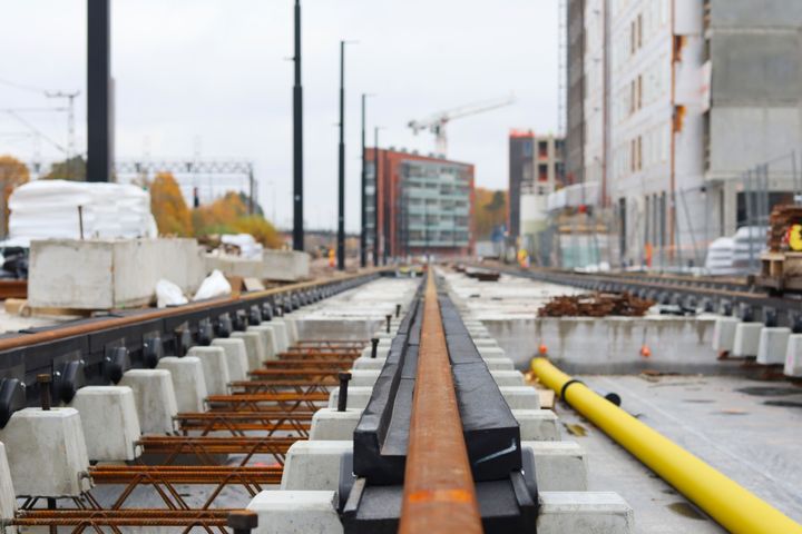 Raitiotietä on rakennettu Oulunkylän aseman vieressä Maaherrantiellä syksyn aikana.
