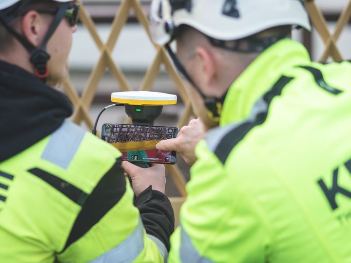 Kun todelliseen, tässä tapauksessa puhelimen kameran välittämään kuvaan, lisätään tietokoneella tuotettuja elementtejä, puhutaan lisätystä todellisuudesta – englanniksi augmented reality (AR).