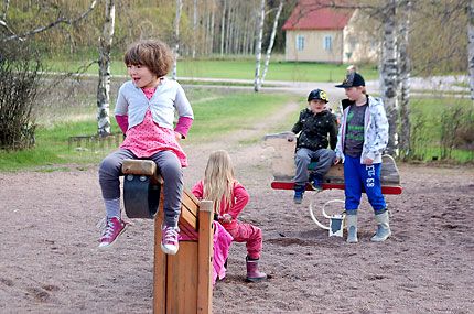 Kunnan elinvoimaa ei voi mitata ikäjakauman tai valtionosuuksien mukaan, vaan sen perusteella, miten hyvin kunta palvelee kuntalaisia ja kehittää ennakkoluulottomasti toimintaansa. Kuva on Lapinjärven Hilda Käkikosken koulusta, mikä aloittelee innovatiivista etäkoulu-yhteistyötä Kannuksen kunnassa sijaitsevan Eskolan kylän koulun kanssa – koulujen välimatka on n. 500 kilometriä.