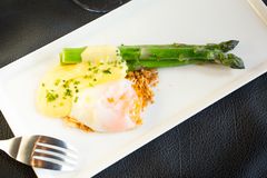 Stefan's Steakhousen parsamenu pitää sisällään mm. vihreää parsaa savustetun kananmunan ja hollandaisekastikkeen kera. Kuva: Eva Tordera Nuño