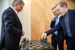 Presidentti keskusteli talousgurujen Tuukka Tuomikosken ja Väinö Tuovisen kanssa Mäntyniemessä. Kuva: Matti Porre, tasavallan presidentin kanslia