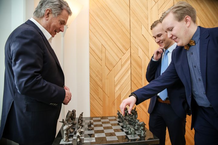 Presidentti keskusteli talousgurujen Tuukka Tuomikosken ja Väinö Tuovisen kanssa Mäntyniemessä. Kuva: Matti Porre, tasavallan presidentin kanslia