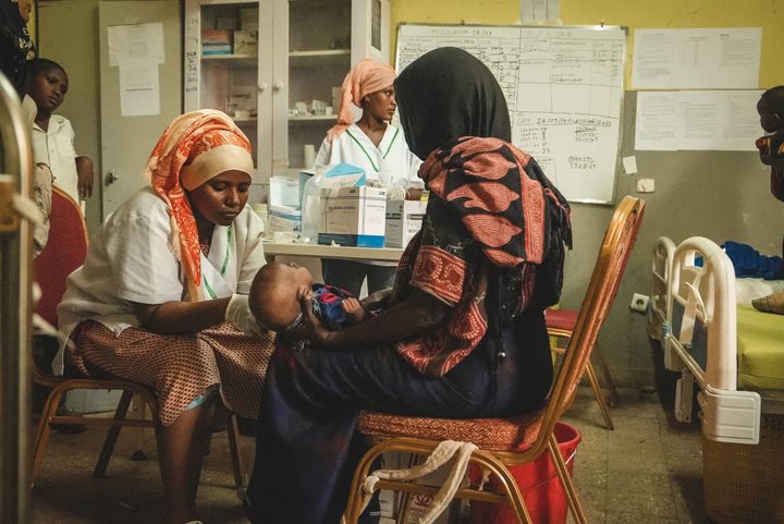 Äiti on tuonut lapsensa Dubtin sairaalaan tutkittavaksi aliravitsemuksen vuoksi kesäkuun alussa 2022. Kuva: Njiiri Karago / Lääkärit Ilman Rajoja.