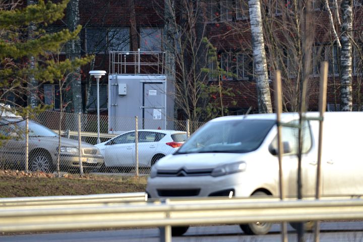 Ilmanlaadun mittausasema Otaniemessä antaa tietoa Kehä I:n vaikutuksesta lähialueen ilmanlaatuun. Kuva: HSY / Tero Pajukallio