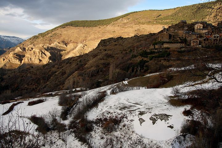 Hans Rosenström: No Land is an Island, teckning i snö, Farrera, Spanien (2008)