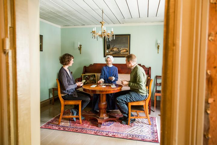 Ruiskumestarin talon tunnelmallisessa kamarissa 1800-luku herää eloon syyslauantaisin. Kuva: Helsingin kaupunginmuseo/Maija Astikainen.