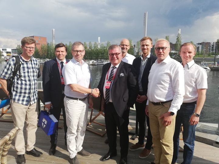 Palloliiton ja yliopiston edustajat keskustelivat sopimuksen yksityiskohdista Tampereella kesäkuussa 2019. Kuvassa vasemmalta professori Hannu Itkonen (JYU), pääsihteeri Marco Casagrande (Palloliitto), rehtori Keijo Hämäläinen (JYU), puheenjohtaja Ari Lahti (Palloliitto), liikuntatieteellisen tiedekunnan hallintopäällikkö Heikki Herva (JYU), urheilutoimenjohtaja Hannu Tihinen (Palloliitto), liikuntatieteellisen tiedekunnan dekaani Ari Heinonen (JYU) ja hallituksen jäsen Tom Nevanpää (Palloliitto).