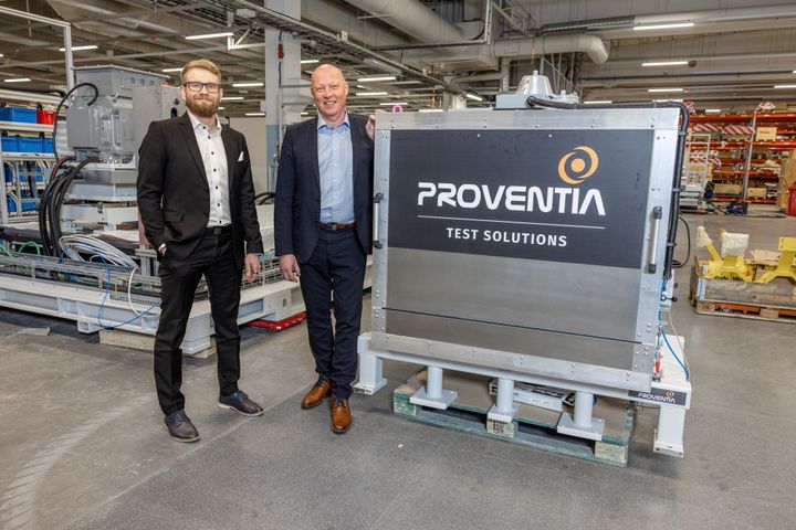 Testausjärjestelmäliiketoiminnan johtaja Harri Kervinen ja toimitusjohtaja Jari Lotvonen Proventian Oulun tehtaalla, missä testausmoduulit suunnitellaan ja valmistetaan.