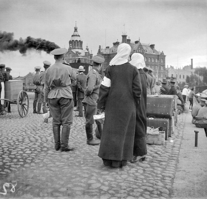 Punaisen Ristin sairastarpeiden kuljetusta Viaporiin ensimmäisessä maailmansodassa 1914. Ivan Timiriasew, Helsingin kaupunginmuseo. CC BY 4.0