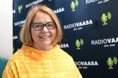 Professori Riitta Viitala kertoo työhyvinvoinnin johtamisesta Fokus-hankkeen seminaarissa 10. toukokuuta sekä juuri julkaistussa Oivalluksia-tiedepodcastissa. Kuva: Riikka Kalmi