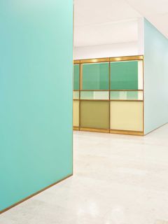 Seinät ja vahtimestarin koppien väripanelit muodostavat tilallisia kollaaseja. Kuva: Christian Jakowleff