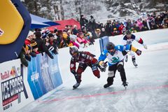 Marco Dallago ylittää maaliviivan ennen Kyle Croxallia 1500-päisen yleisön kannustaessa. Photocredit: Andreas Langreiter / Red Bull Content Pool