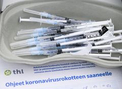 Ajan peruminen voi siirtää tehosterokotuksen syksylle. Koronarokotteita Tapiolan terveysaseman rokotuspisteessä tammikuussa.