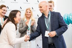 Kuvassa viime vuoden CEO for One Month Tiina Palmunen vastaanottaa onnittelut toimitusjohtaja Jukka-Pekka Annalalta sekä muilta viime vuoden finalisteilta.