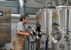 Panimomestari Gustavo Vale vastaa Mad Hopper Brewing Companyn oluiden valmistuksesta. Kuva: Arto Holappa.