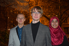 Nuorisoneuvoston puheenjohtajisto 2022: 2. varapuheenjohta Väinö Rönkkö, puheenjohtaja Miro Maaranen ja 1. varapuheenjohtaja Aisha Mahmood. Kuva: Saara Helo