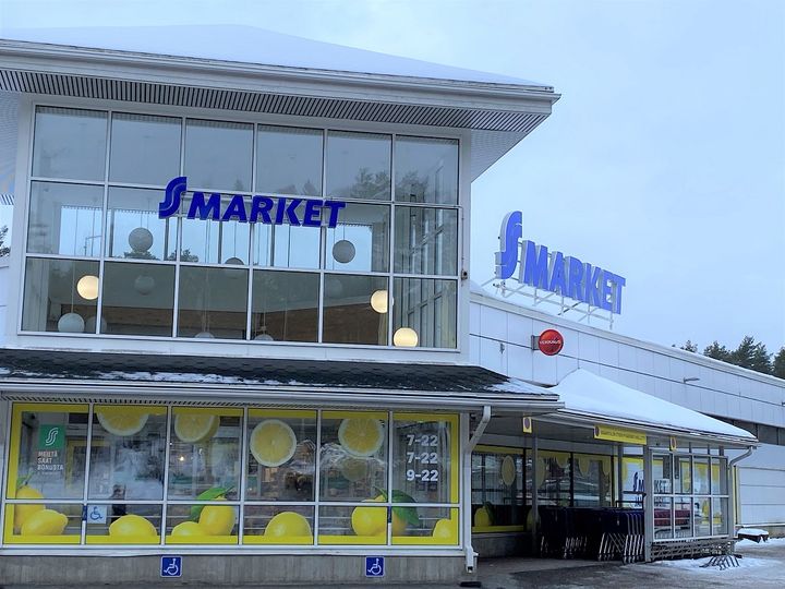 S-market Jämsänkosken palvelut paranevat, kun apteekki muuttaa saman katon alle maaliskuussa. Kuva: Juha Hanhikoski.