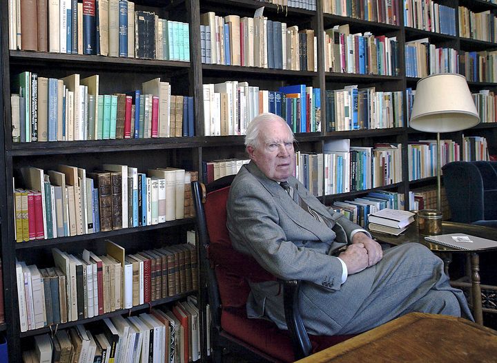 Filosofi Georg Henrik von Wright kirjastossaan vuonna 2002. Valokuvaaja Ari Aalto.