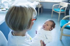 Terhi Pirisen ja Kari Jolkkosen vastasyntyneellä vauvalla on hyvä katsekontakti lastenneurologi Aulikki Lanon kanssa. (Kuva: Linda Tammisto / HY)
