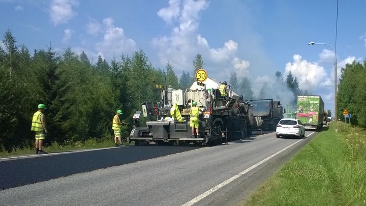 Muista turvallinen liikkuminen päällystystyömaan kohdalla. Kuva: Markus Simonen/Keski-Suomen ELY-keskus.