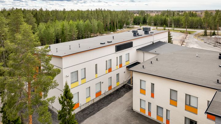 Kempeleessä sijaitsevan Ylikylän koulun uusi rakennus yhdistyy vanhaan koulurakennukseen. Kuva: Adapteo Finland.