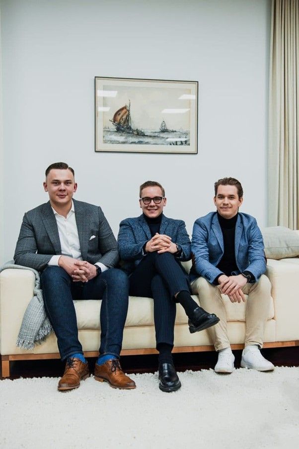 Kuvassa vasemmalta oikealle: Jone Korpi, operatiivinen johtaja, Lari Lehto, toimitusjohtaja, Leevi Latvaniemi, kaupallinen johtaja.
Kuva: Idea Markkinointi Oy / Kuvaaja Jonathan Nieminen.