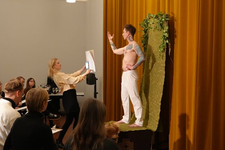 Kansallismuseon Drink & Draw -tapahtumassa juotiin ja piirrettiin. Kuva: Onni Vesa, Museovirasto.