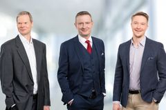 Tutkija Mika Pajarinen (vas.), tutkimusjohtaja Jyrki Ali-Yrkkö ja tutkija Johannes Hirvonen.