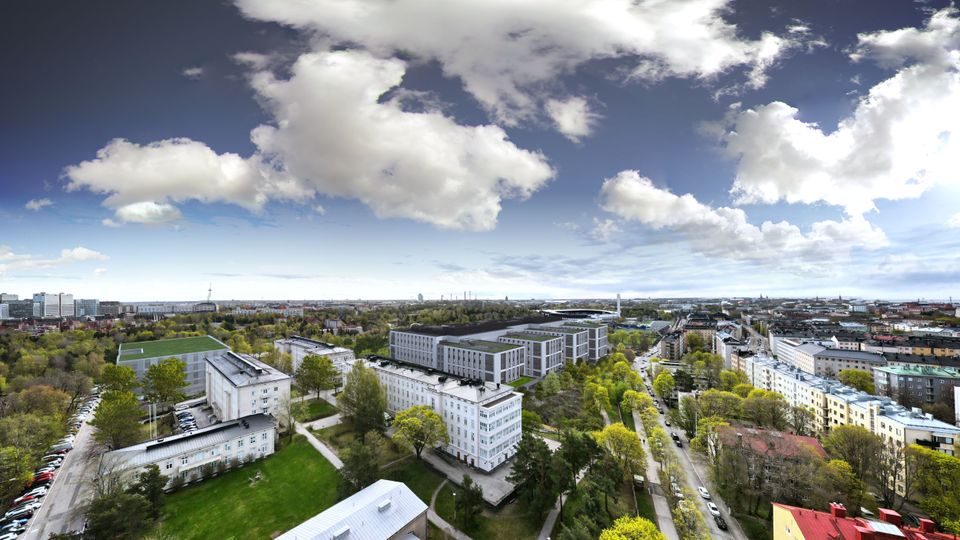 Laakson sairaala-alue ja sen lähiympäristö kuvattuna Urheilukadun pohjoispäästä vuonna 2030. Havainnekuva: Laakson LATU