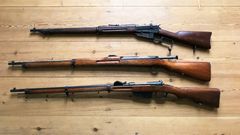 Yli sata vuotta Kourlan kartanossa sahanpuruissa olleet kiväärit ovat edelleen toimintakuntoisia. Aseet ylimmästä alimpaan: Winchester M1895, Arisaka M35 ja Mannlicher M1888. Kuva: Pentti Törmä