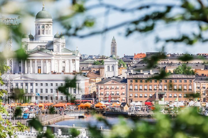 Helsingin kesäinen keskusta tarjoaa aurinkoisia terassipaikkoja, vaikkei suurterassia tänä vuonna tulekaan. Kuva: Jussi Hellsten, Helsingin Kaupunkitilat Oy