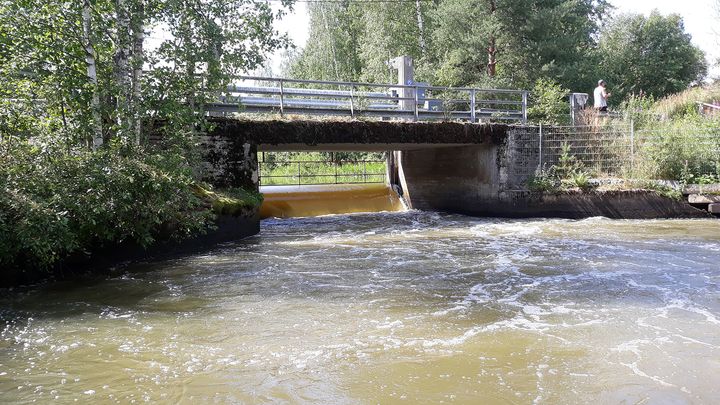 Vielä heinäkuussa Vanajaveden säännöstelypadosta virtasi selvästi nykyistä vähemmän vettä. Kuva: Diar Isid, 13.7.2021