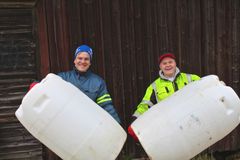 25-åriga Jarkko Wesin och 18-åriga Niko Hartikainen tog emot kärl vid 4H-föreningens insamlingsställe i byn Kylmäkosken Asema. Ungdomarna var nöjda med möjligheten som kom via 4H. ”Det här är ett bra jobb för ungdomar. Det här jobbet kan man göra trots att man inte har så mycket arbetserfarenhet än. Det ger värdefull arbetserfarenhet för framtida arbetsansökningar.”