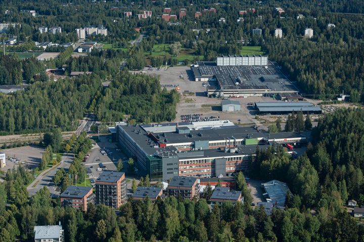 ISKUn Lahden tehtaan yhteyteen nousee 5 hehtaarin aurinkovoimapuisto. Niemi40haasteeseen liittyvä ISKU haluaa julkisiin kilpailutuksiin vahvat ilmastokriteerit.