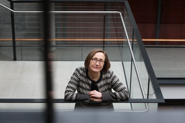 Professor Anna-Elina Lehesjoki försöker identifiera ärftliga faktorer bakom epilepsi. Bild: Helsingfors universitet/Maarit Kytöharju