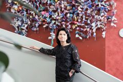 Muotoilukasvatuksen ansiosta oppilailla on repussaan lähestymistapa vaikeisiin tilanteisiin, toteaa Mari Suokas-Laaksonen, Helsinki Design Award 2023 -tunnustuksella palkitun Arabian peruskoulun rehtori. Kuva: Sara Vallioja-Hertell.