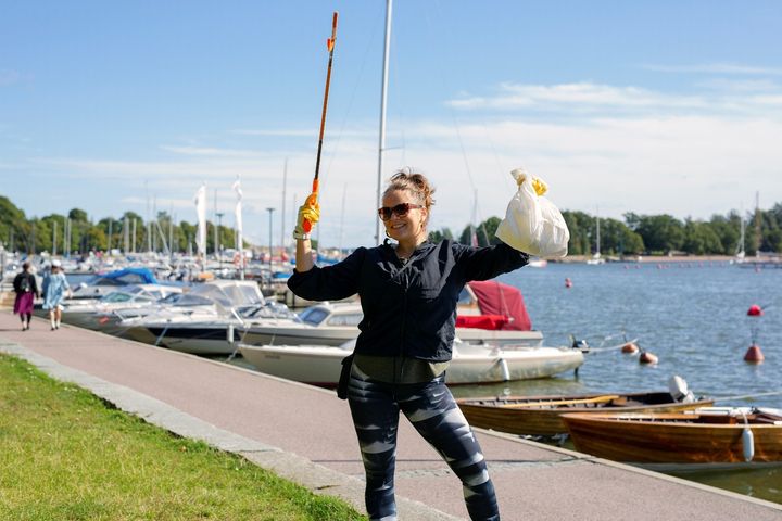 Talkoilla on saatu siivottua yhteensä 130 kilometriä merenrantaa, eli Helsingin koko rantaviivan pituuden verran. Kuva: Milla Koivisto