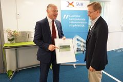 BREEAM-organisaation kestävän kehityksen johtaja Martin Townsend ja Suomen Yliopistokiinteistöt Oy:n rakennuttamisen johtaja Aki Havia