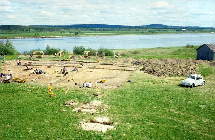 Pohjois-Suomen maanviljelyksen arkeologisessa tutkimuksessa käytettiin mm. Rovaniemen Ylikylän kaivauksilta löytyneitä aineistoja. Kuva: Karl Sandman/Oulun yliopiston arkeologian laboratorio, 1982.