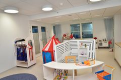 Roolipelihuoneessa voi helposti liikutella huonekaluja ja seiniä. Kuvaaja: Teina Ryynänen / Helsingin kaupunkiympäristö.