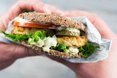 Itämeripäivänä 26.8. Palvelukeskus Helsingin koulu- ja oppilaitosravintoloissa sekä hoitoalan henkilöstöravintoloissa on tarjolla Itämeren kalasta valmistettu fisuburgeri.