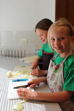 I matskolan lär sig barnen matlagning samt vikten av hälsosam mat och motion på ett aktiverande sätt. I år ordnas 33 matskolor i Finland. Foto: Petra Ingo