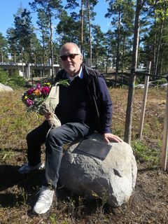 Toimitusjohtaja Pekka Jokisuu sai oman tammen Naantalin Luonnonmaalla
