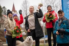 Valokuva on Mairit Pellisen ottama Enonkosken toritapahtumasta, jossa SE-maileri (ennätys 41 vuoden takaa) Antti Loikkanen jakoi liikuntaneuvos Tuomo Jantusen kanssa voittopokaalin Enonkosken joukkueen kapteenille Jonna Immoselle.