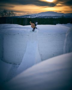 Auringonlasku Lainion lumikylässä. Laskija: Eero Ettala. Kuvaaja: Pasi Salminen / Red Bull Content Pool.