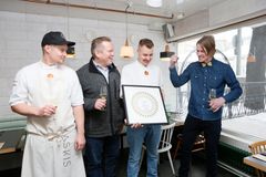 Suomen Gastronomien Seuran puheenjohtaja Kim Palhus luovutti Kaskiksen ravintoloitsija Erik Mansikalle ja tämän yrittäjäkollegoille Simo Raisiolle ja Topi Pekkaselle Vuoden ravintola -kunniataulun. Kuva: Pasi Leino