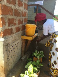 Rakennusmateriaalit ovat paikallisia ja käymälät rakennetaan paikallisten toimijoiden kanssa.